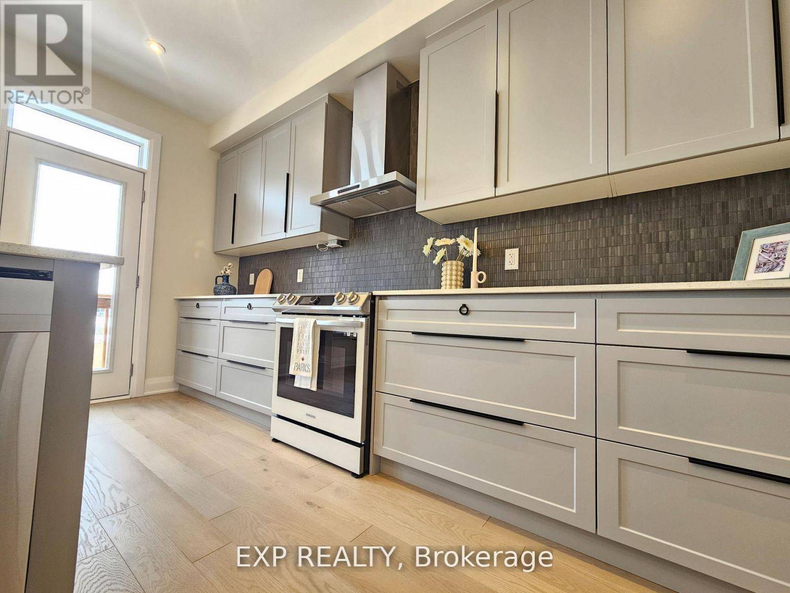 Georgina (keswick South), ON L4P0S6,33 JOHN DALLIMORE DRIVE