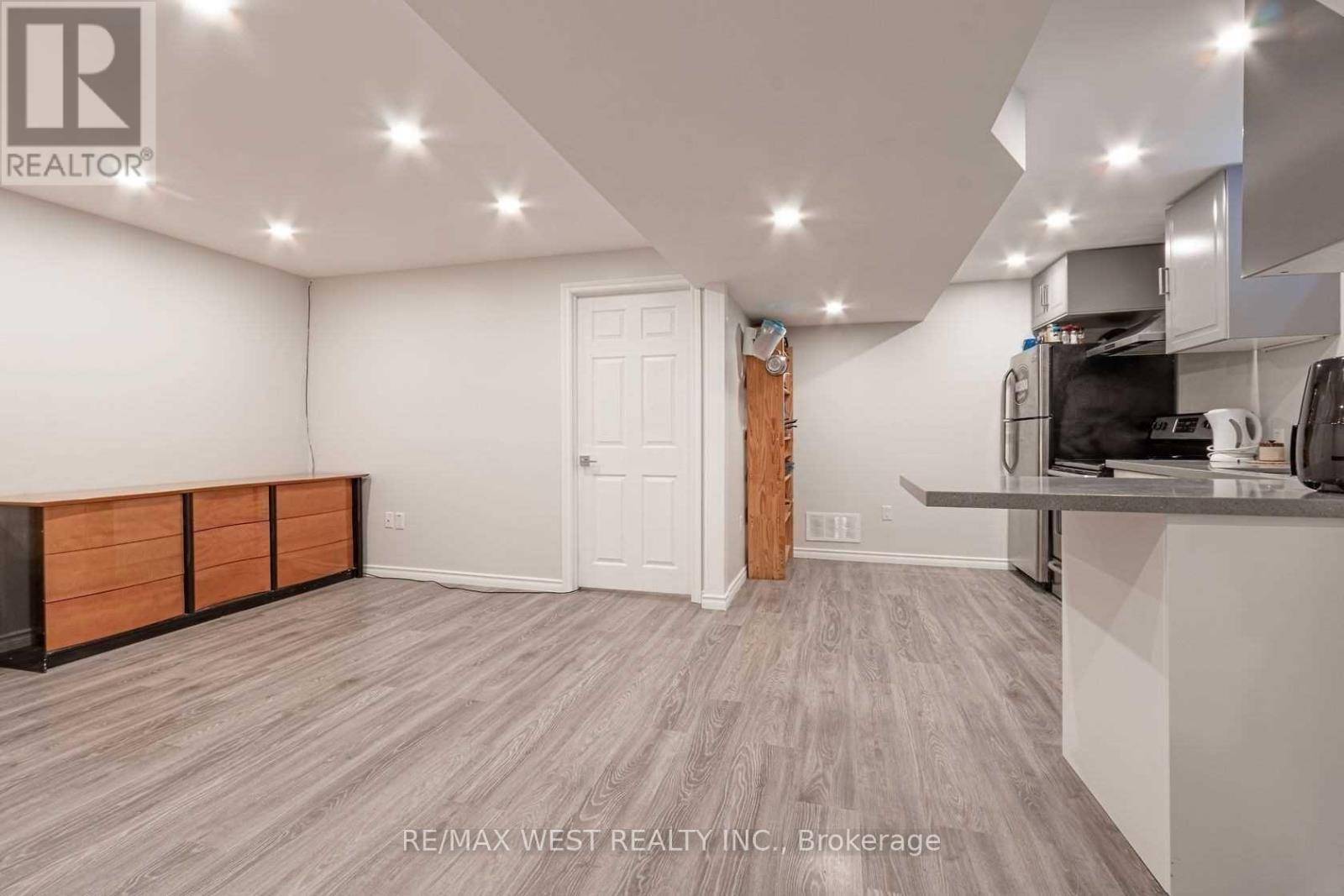 Bradford West Gwillimbury (bradford), ON L3Z3A5,70 BREEZE DRIVE