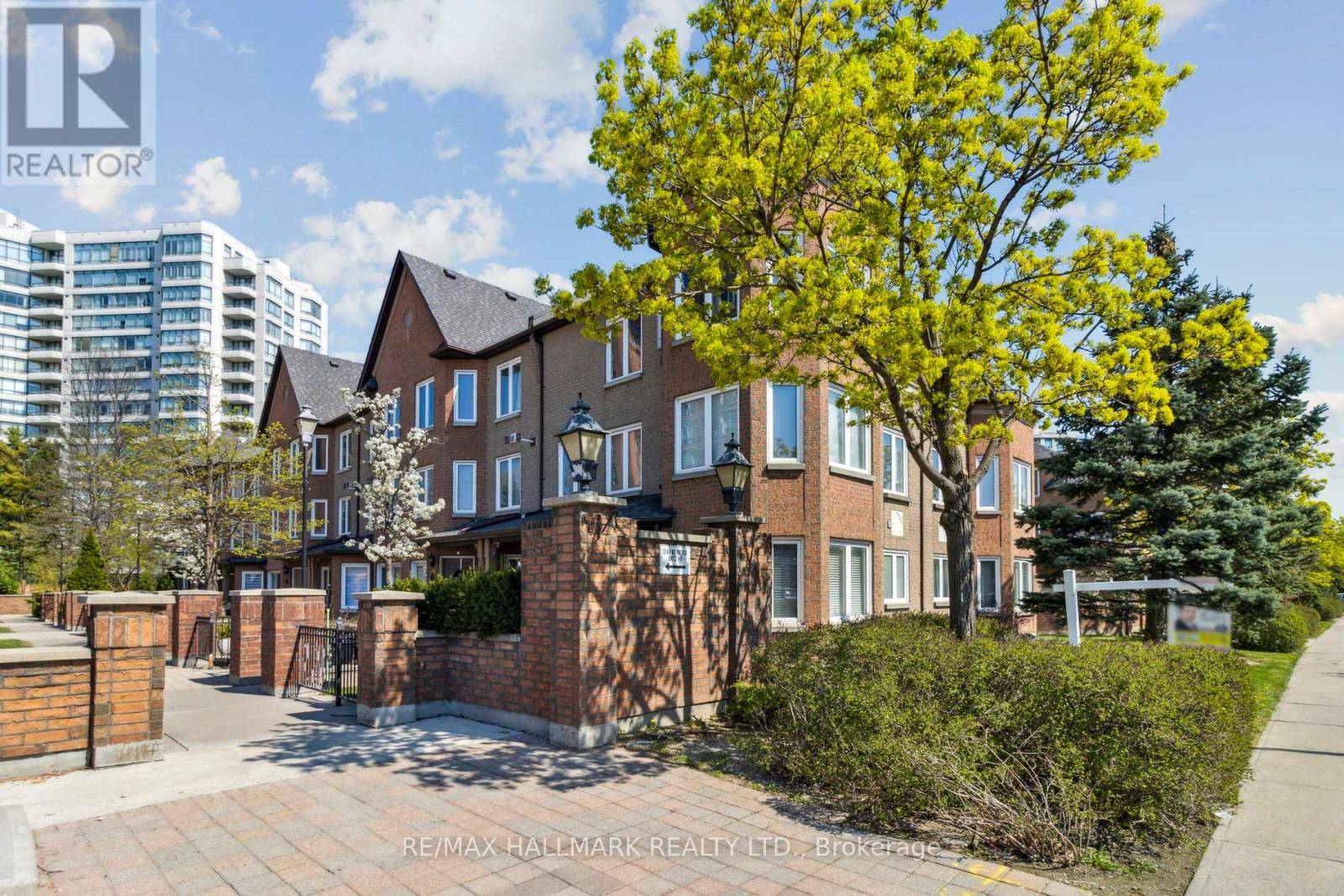 Vaughan (brownridge), ON L4J7Y9,735 New Westminster DR #4