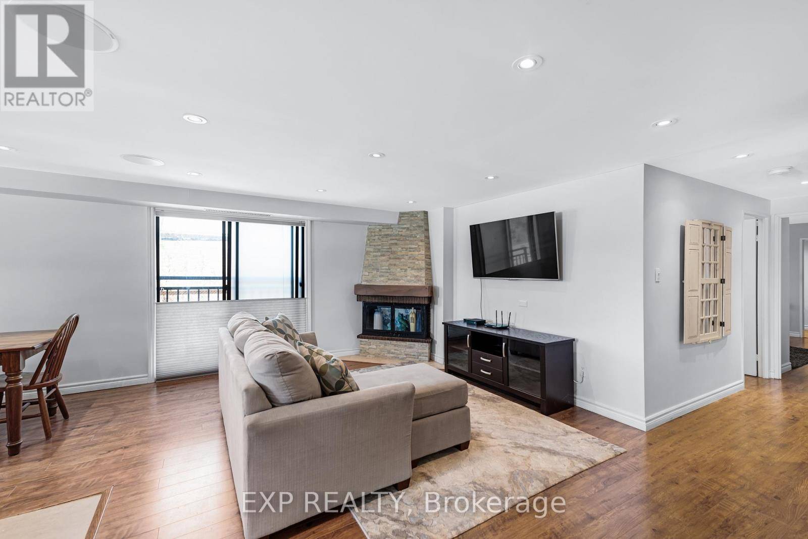 Aurora (aurora Heights), ON L4G1N8,15390 Yonge ST #104