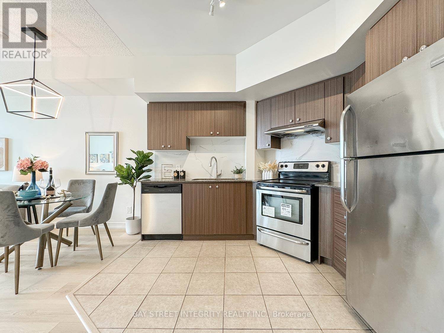 Markham (village Green-south Unionville), ON L3R5W7,8323 Kennedy RD #316