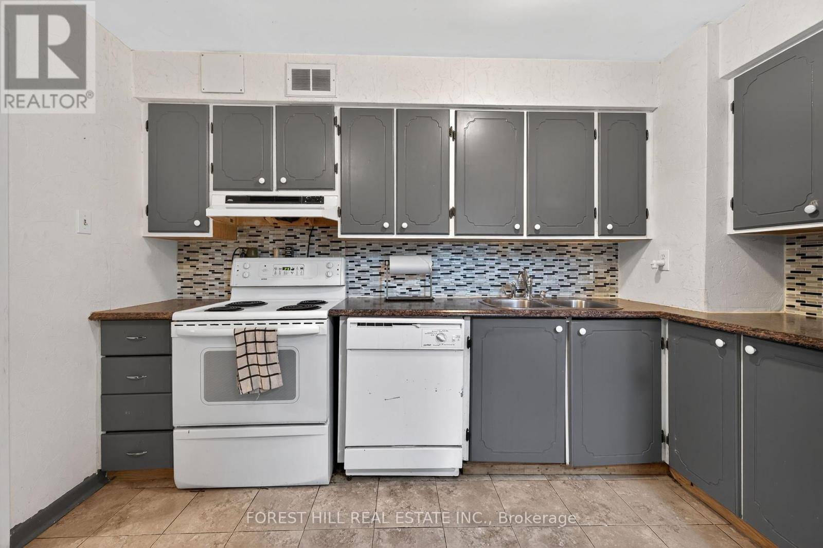 Markham (royal Orchard), ON L3T3C2,1 Royal Orchard BLVD #102