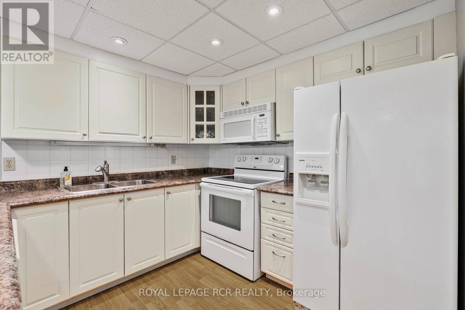 East Gwillimbury (holland Landing), ON L9N1M9,166 Olive ST #305