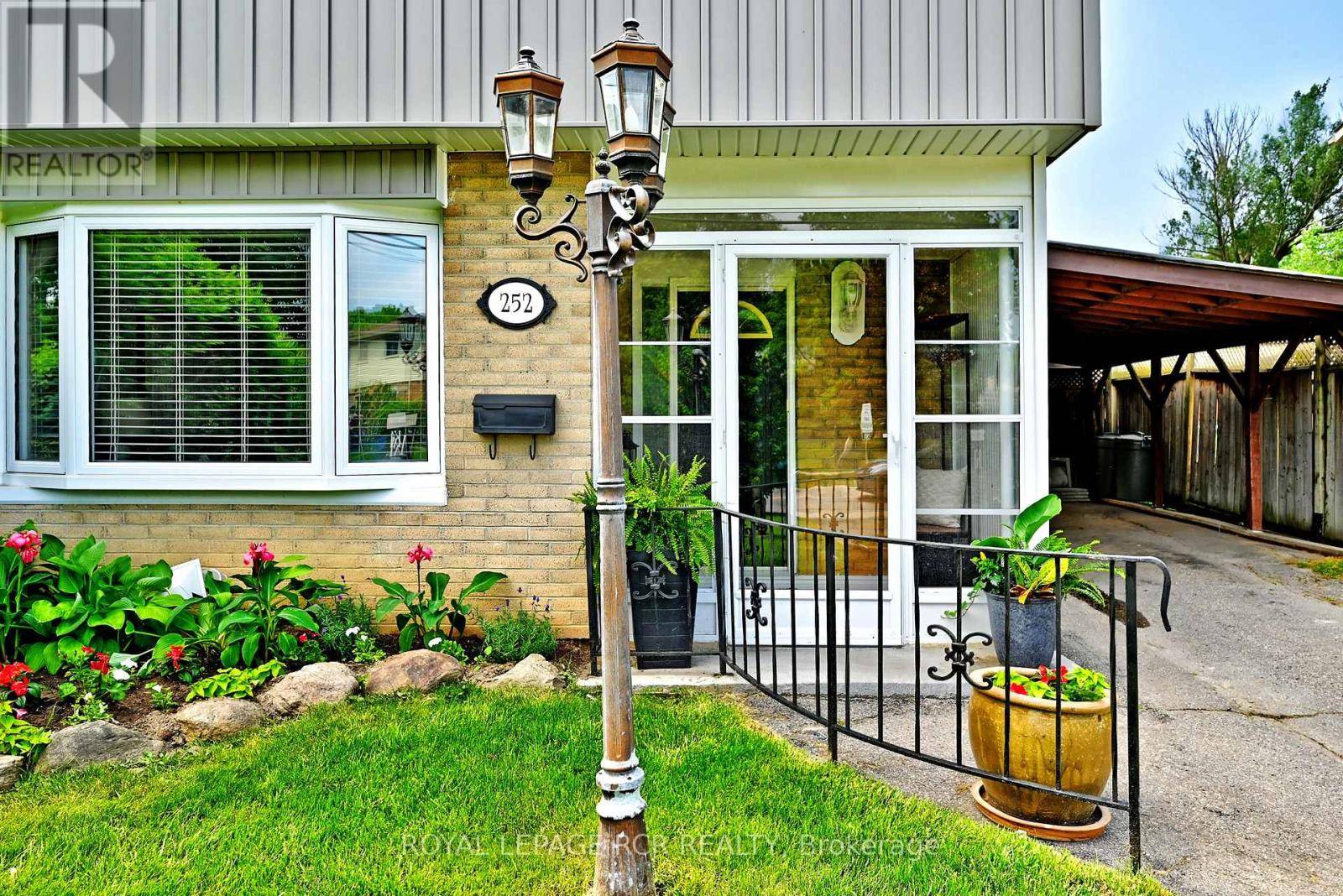 Newmarket (huron Heights-leslie Valley), ON L3Y3L8,252 PATTERSON STREET