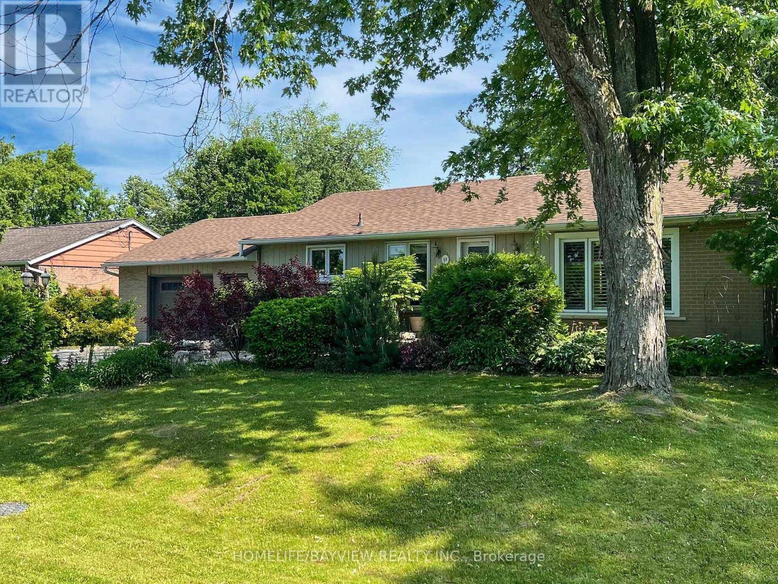 East Gwillimbury (sharon), ON L0G1V0,49 MAY AVENUE