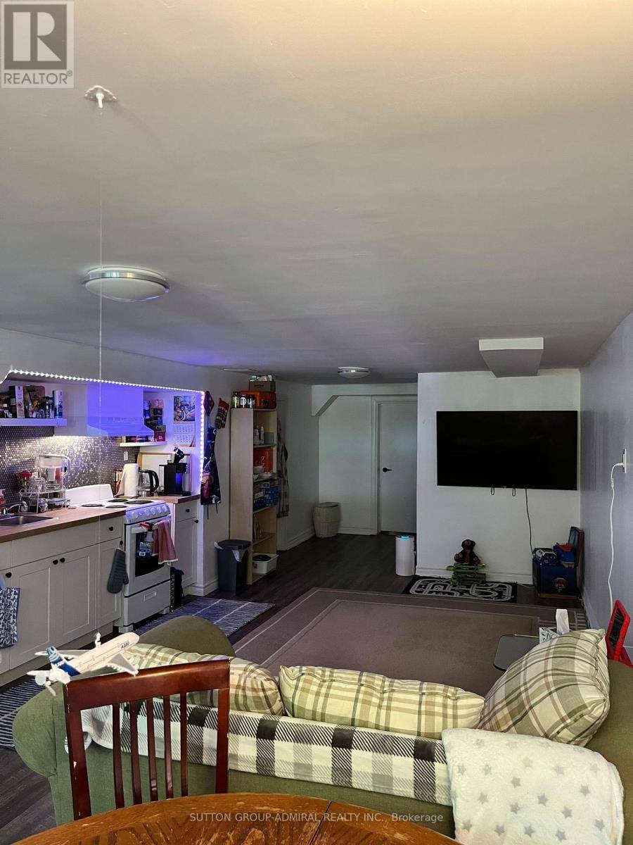 Newmarket (central Newmarket), ON L3Y1P3,318 Avenue RD #Basement