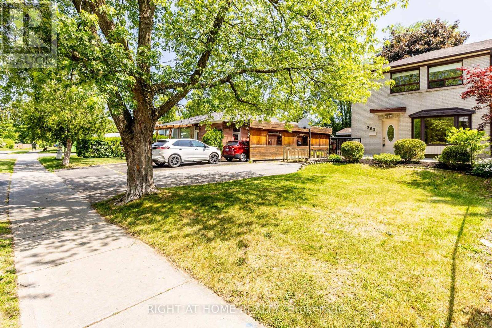 Richmond Hill (crosby), ON L4C3H1,263 BLUE GRASS BOULEVARD