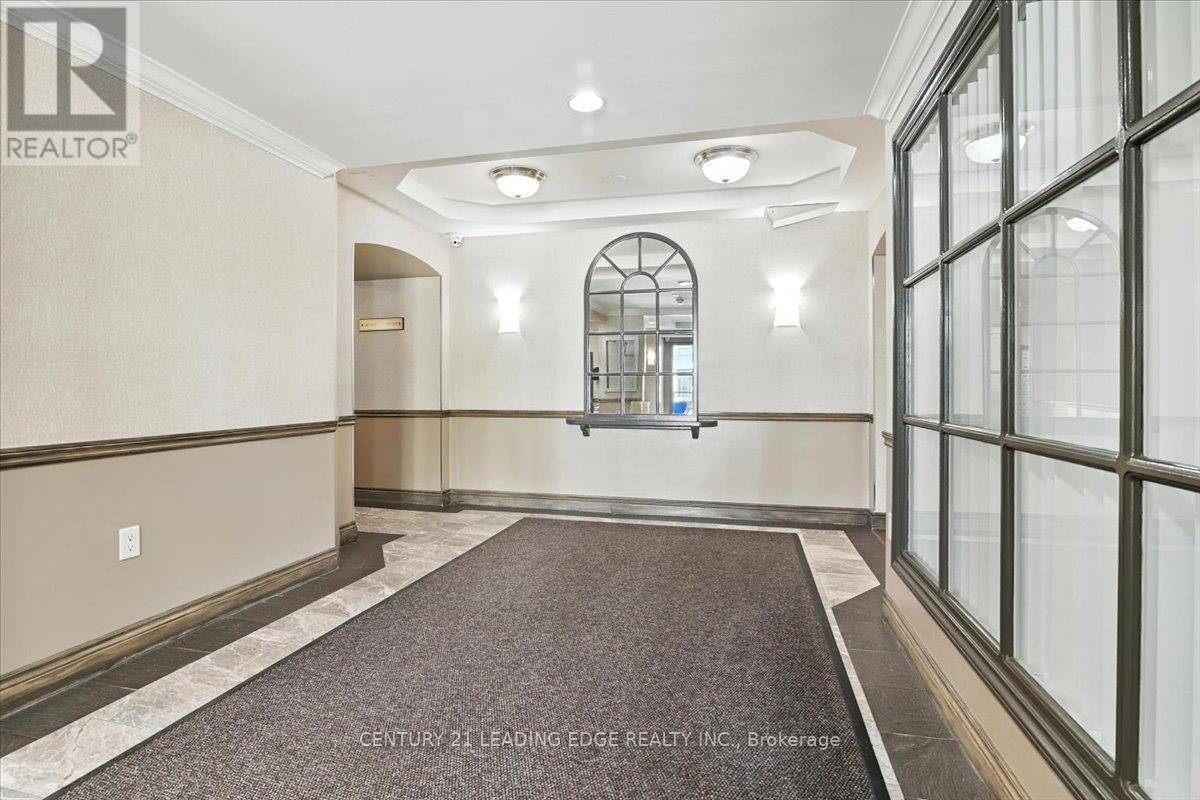 Newmarket (central Newmarket), ON L3Y8K2,270 DAVIS DR #102