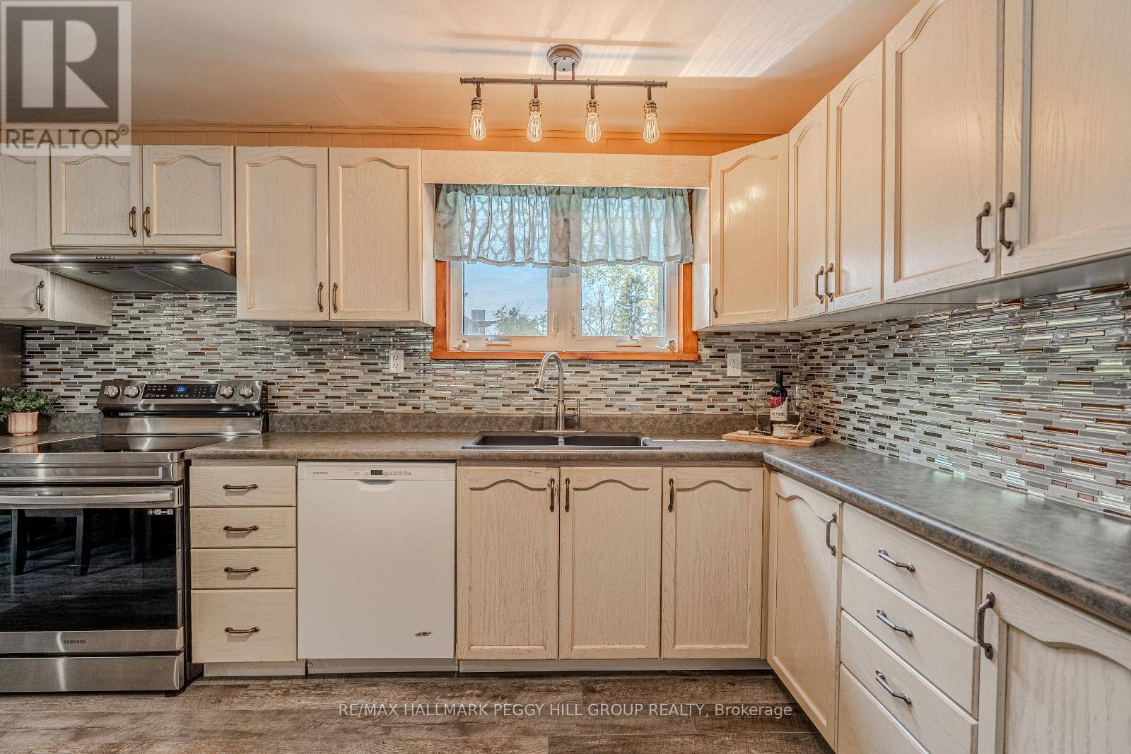 Georgina (historic Lakeshore Communities), ON L0E1S0,840 FAIRBANK AVENUE
