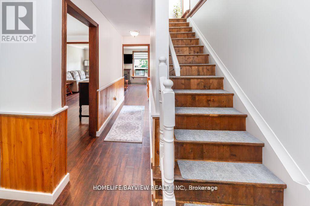 Newmarket (central Newmarket), ON L3Y1C9,217 THOMS CRESCENT