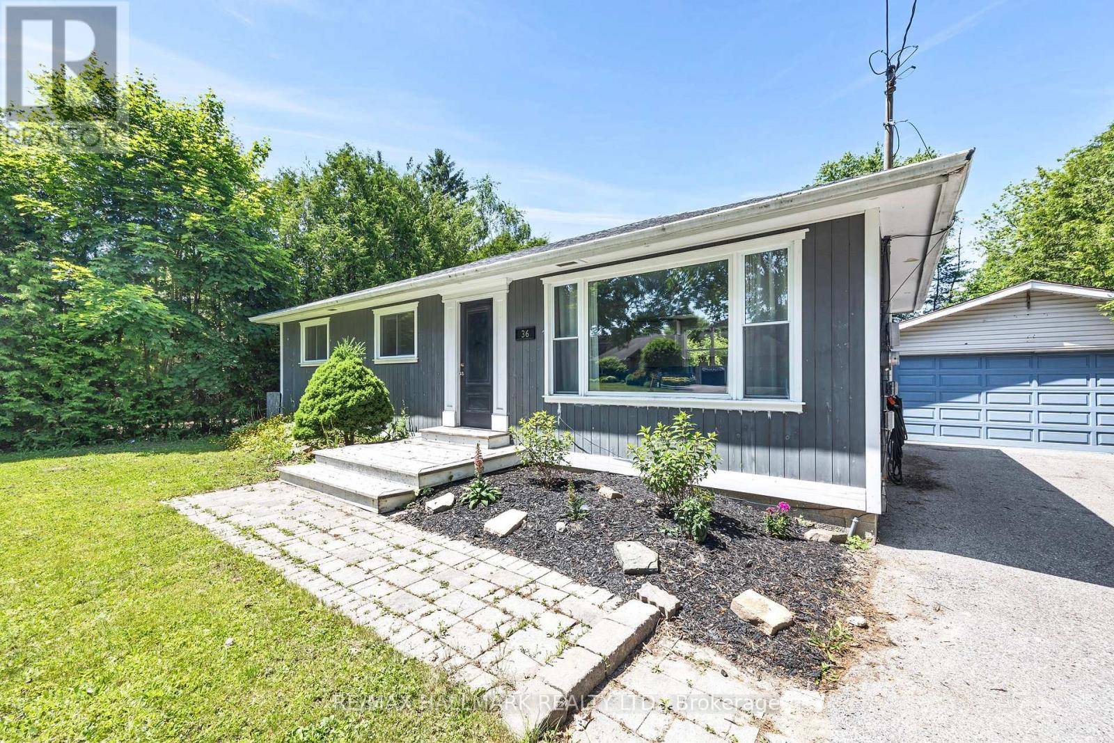 East Gwillimbury (sharon), ON L0G1V0,36 FARR AVENUE