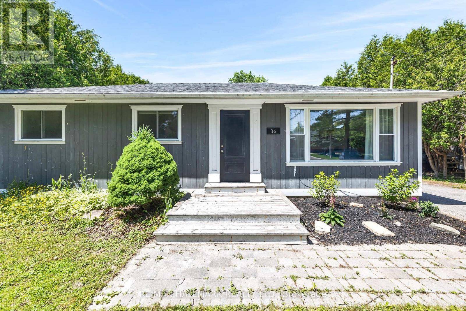 East Gwillimbury (sharon), ON L0G1V0,36 FARR AVENUE