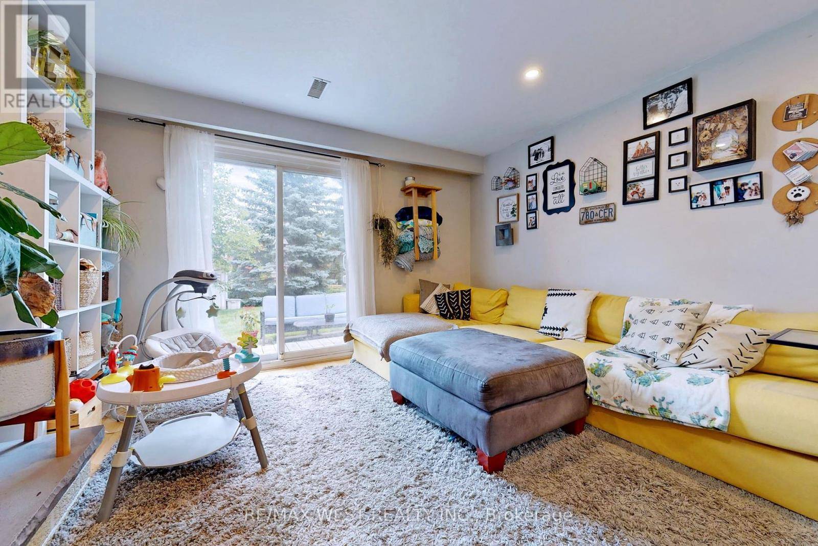 Newmarket (bristol-london), ON L3Y6A6,39 Portland CRES #B