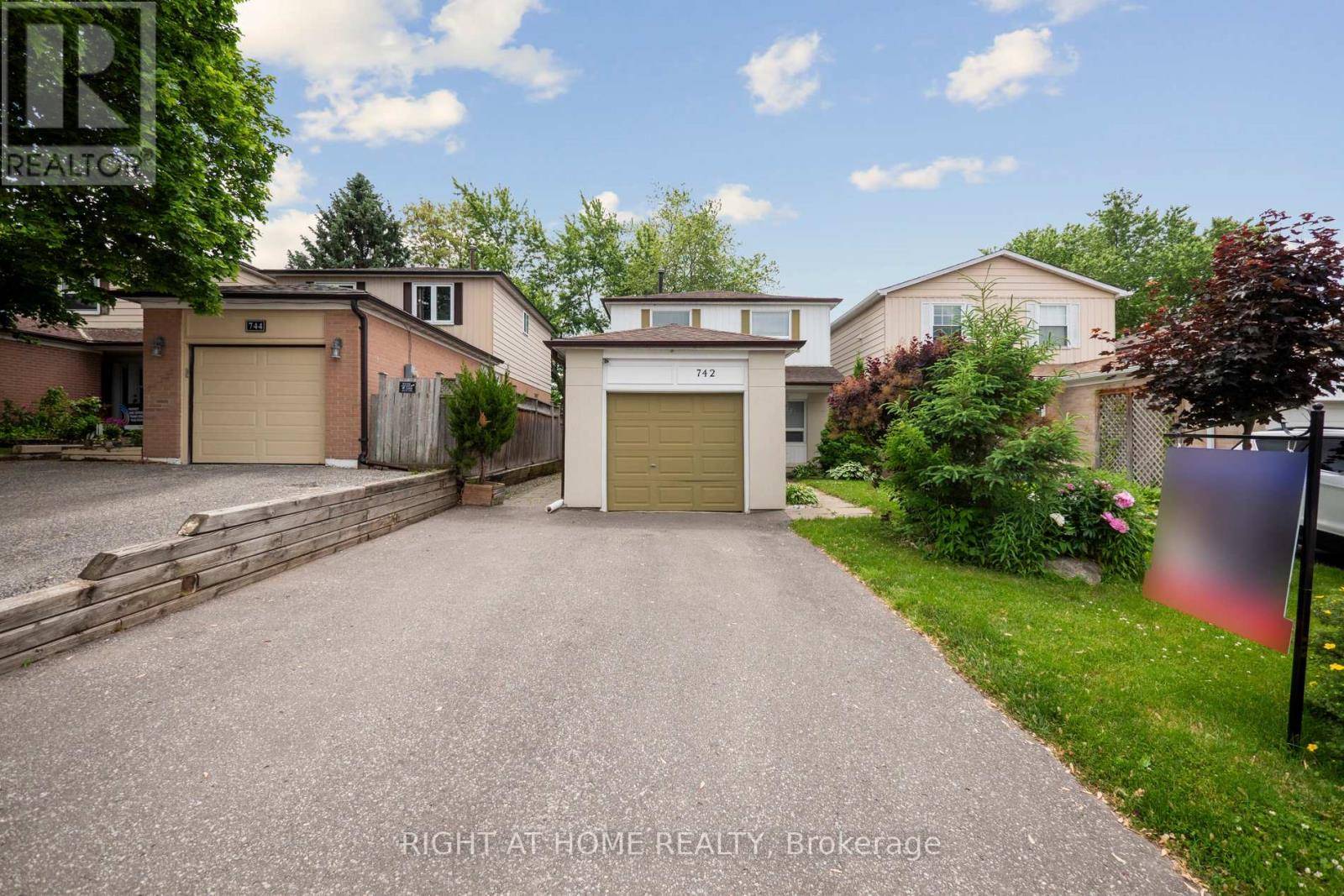 Newmarket (huron Heights-leslie Valley), ON L3Y4Z2,742 BEMAN DRIVE