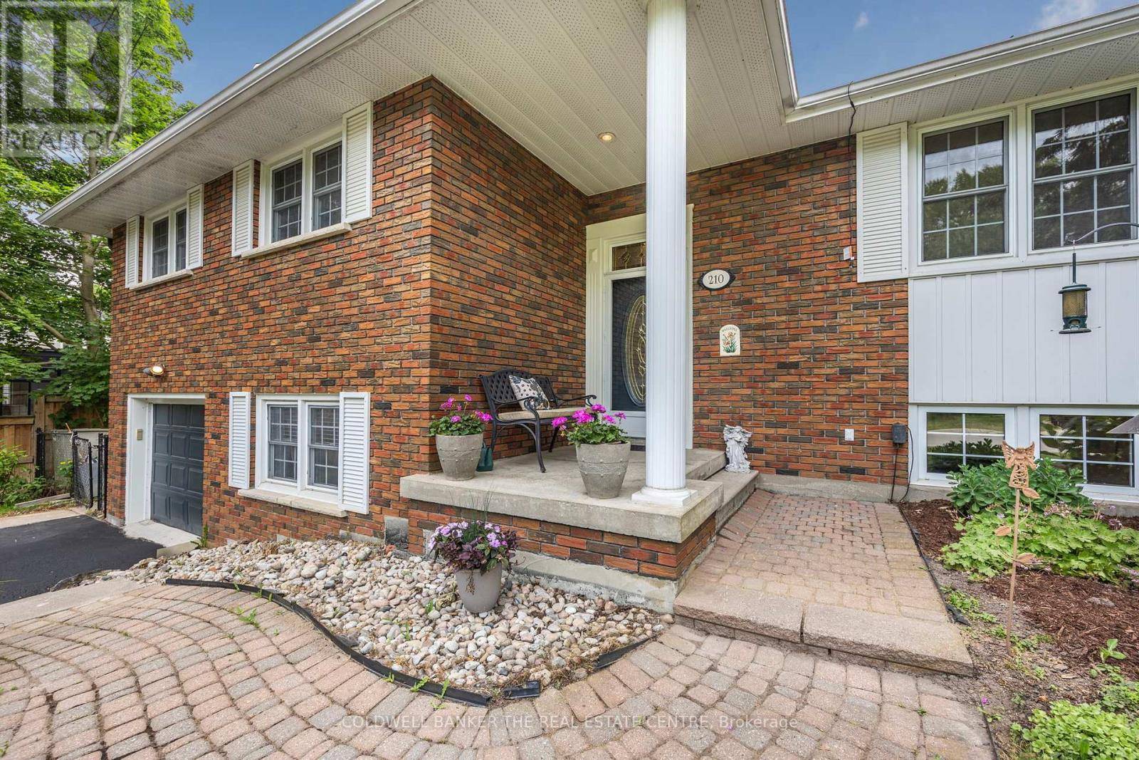 Newmarket (central Newmarket), ON L3Y4P7,210 RICHARD AVENUE