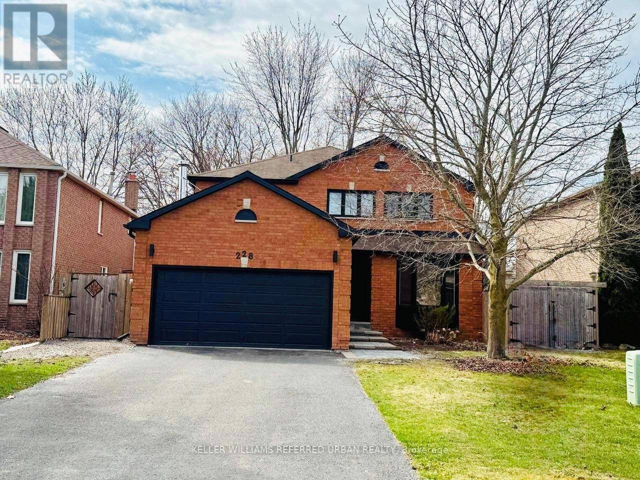 Newmarket (bristol-london), ON L3Y7X3,228 ELMAN CRESCENT