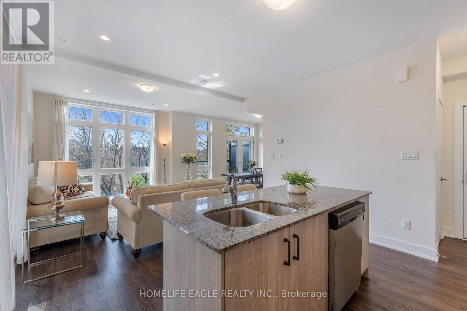 Richmond Hill (oak Ridges), ON L4E1J4,7 Phelps LN #16