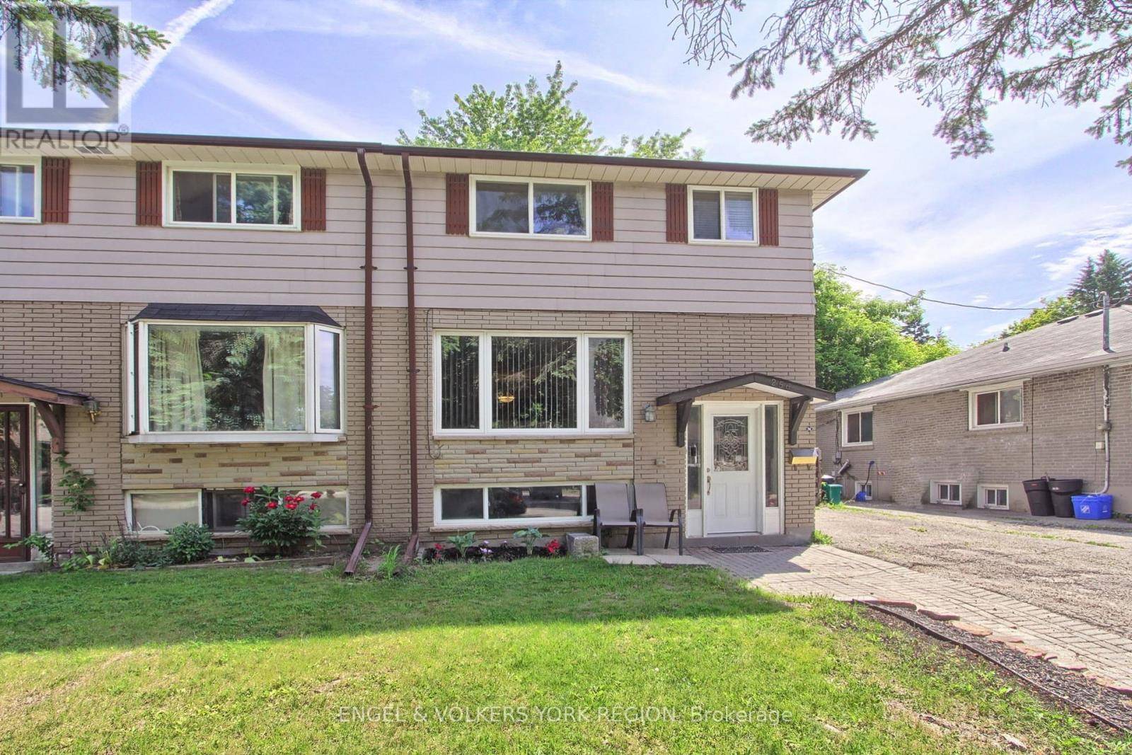 Newmarket (bristol-london), ON L3Y2S6,256 PENN AVENUE