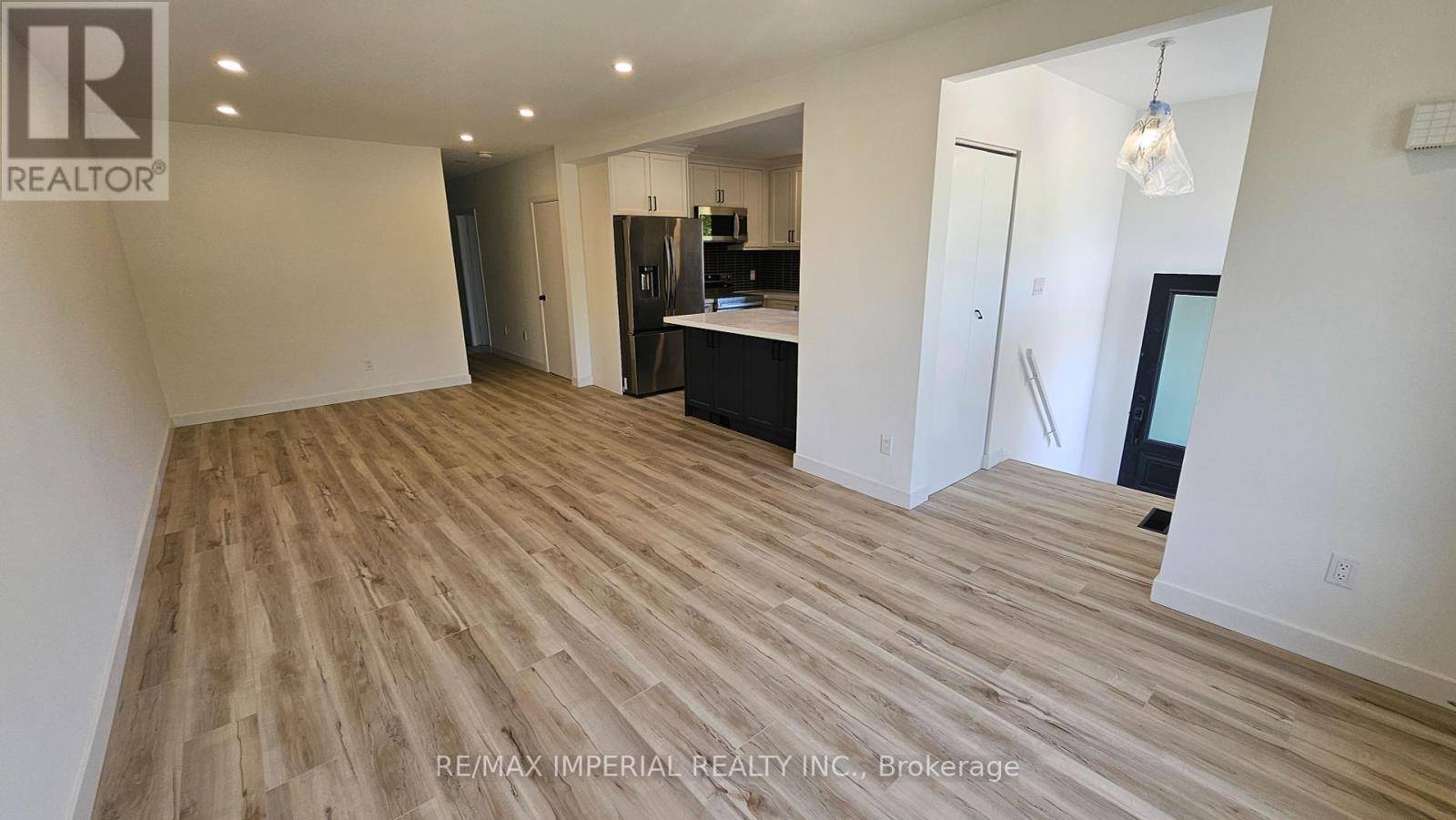 Newmarket (bristol-london), ON L3Y4N6,38 LINDSAY AVENUE