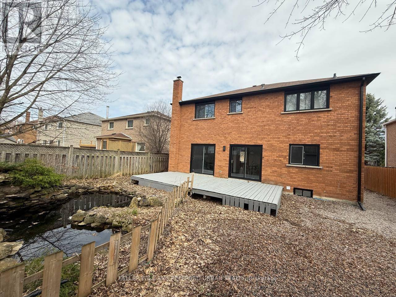 Newmarket (bristol-london), ON L3Y7X3,228 ELMAN CRESCENT