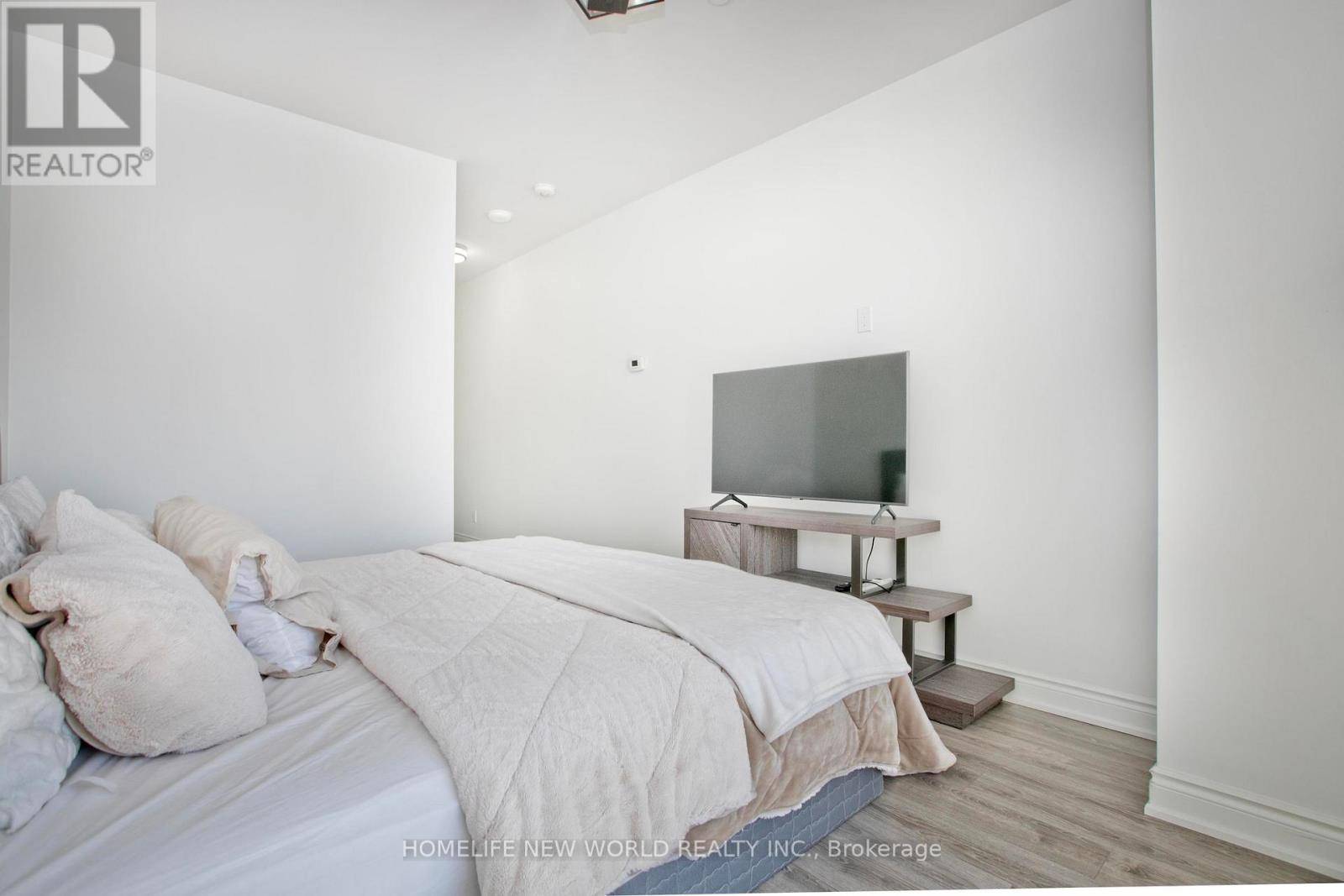 Richmond Hill (north Richvale), ON L4C0X5,9618 Yonge ST #105