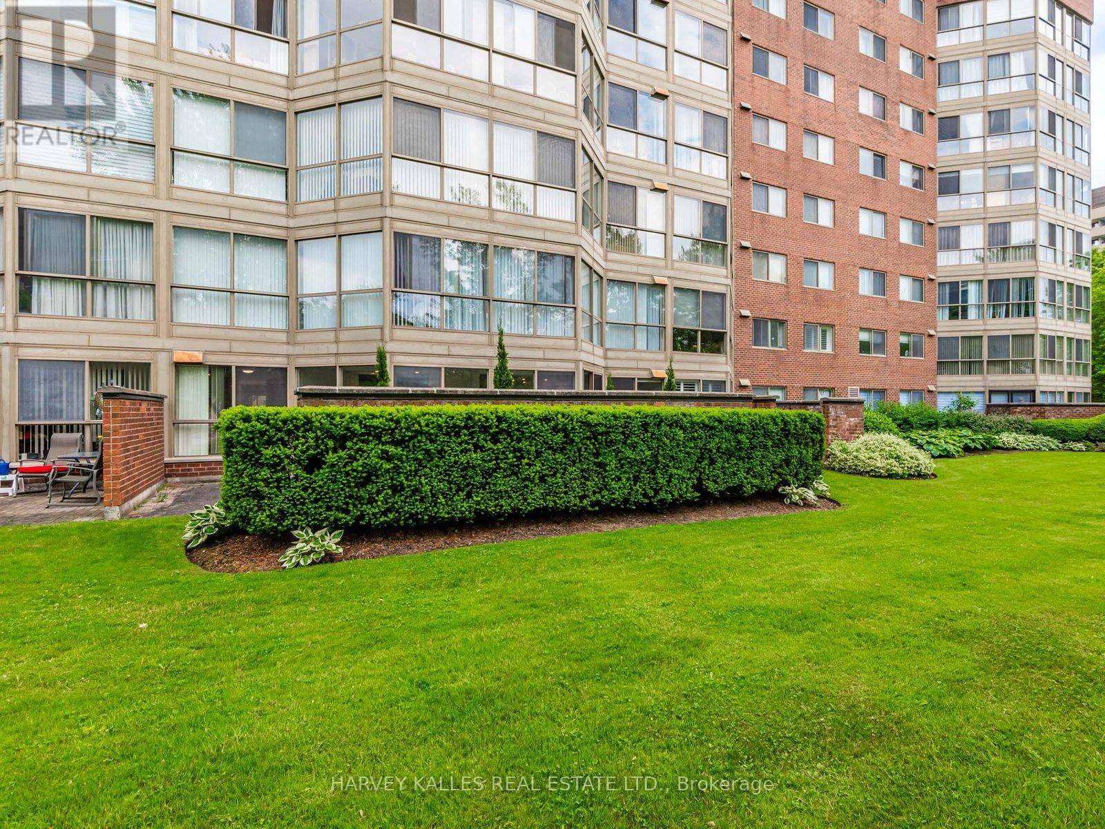 Richmond Hill (north Richvale), ON L4C8S9,5 Weldrick RD West #113