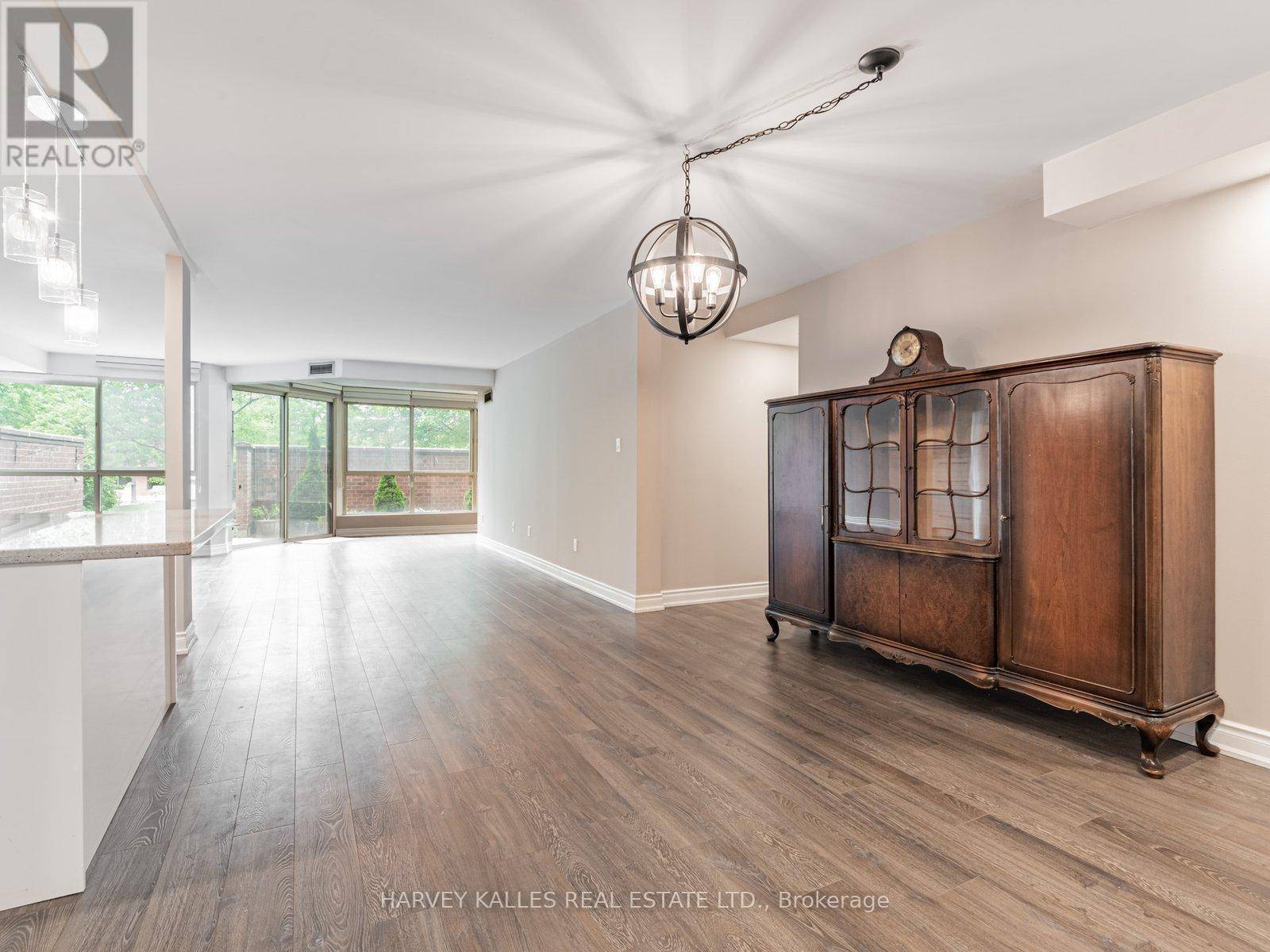 Richmond Hill (north Richvale), ON L4C8S9,5 Weldrick RD West #113