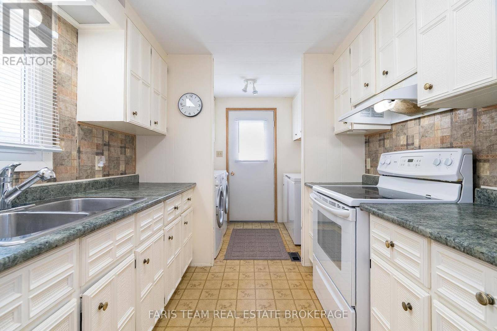Innisfil, ON L9S1P8,19 MIMOSA DRIVE
