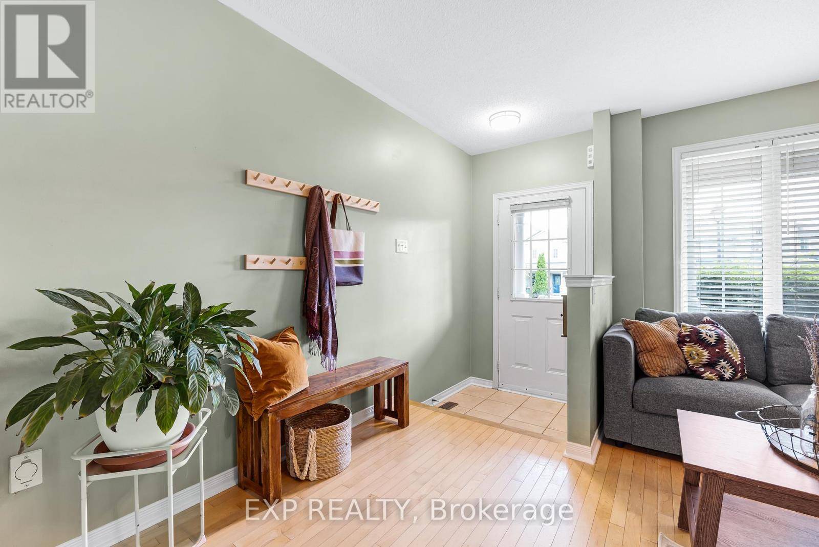 Newmarket (woodland Hill), ON L3X2R3,390 FLAGSTONE WAY
