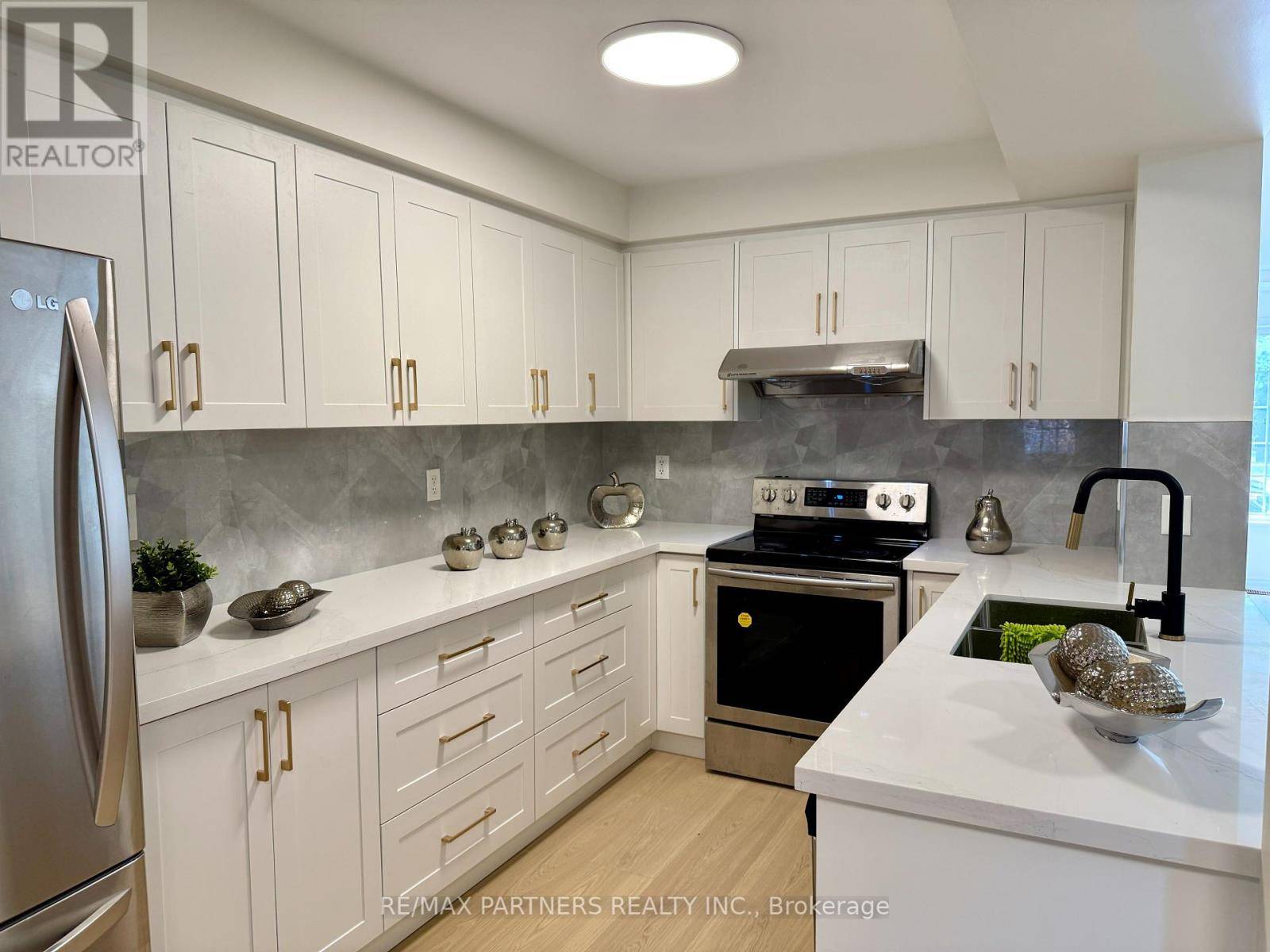 Markham (berczy), ON L6C3A9,516 BUR OAK AVENUE