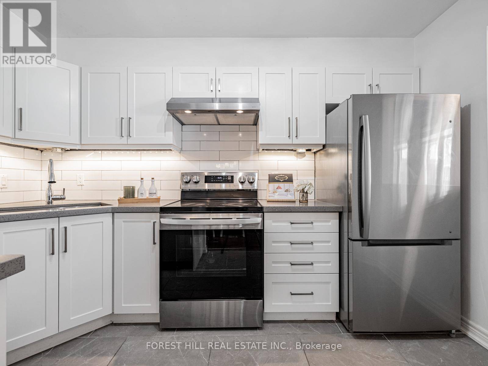 Vaughan (crestwood-springfarm-yorkhill), ON L4J8J7,151 Townsgate DR #95
