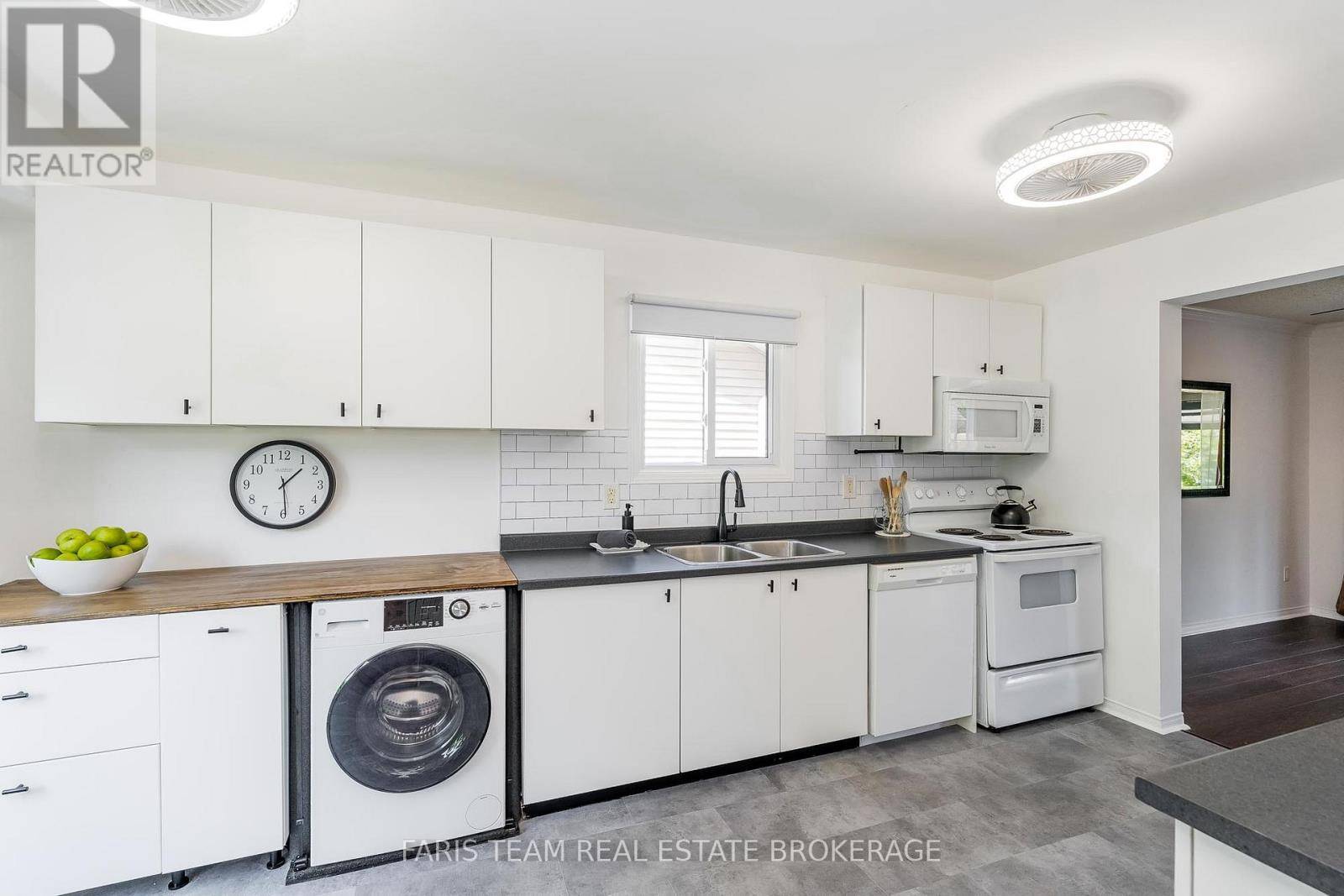 Innisfil (alcona), ON L9S2G9,717 CANDARAS STREET