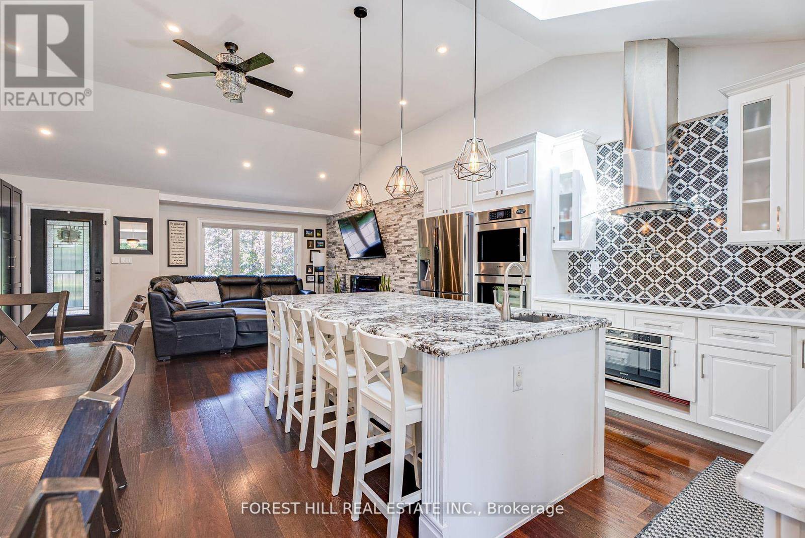 Innisfil (churchill), ON L0L1K0,5837 YONGE STREET
