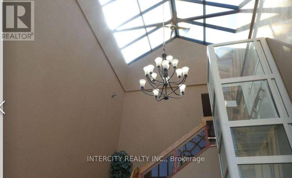 Vaughan (east Woodbridge), ON L4L6C1,3883 Highway 7 #226