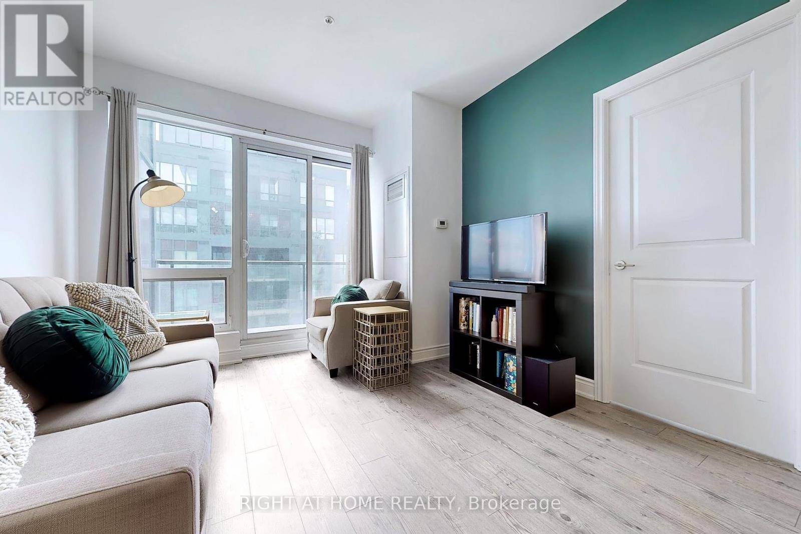 Richmond Hill (south Richvale), ON L4C0Z1,9090 Yonge ST #1609B