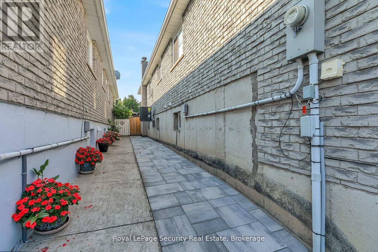 Bradford West Gwillimbury (bradford), ON L3Z2C9,479 BRITANNIA AVENUE