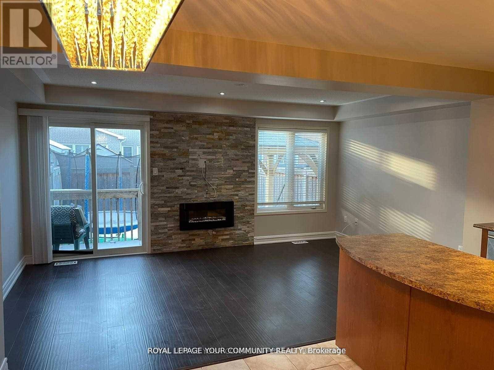 Bradford West Gwillimbury (bradford), ON L3Z0M8,122 RUSSEL DRIVE