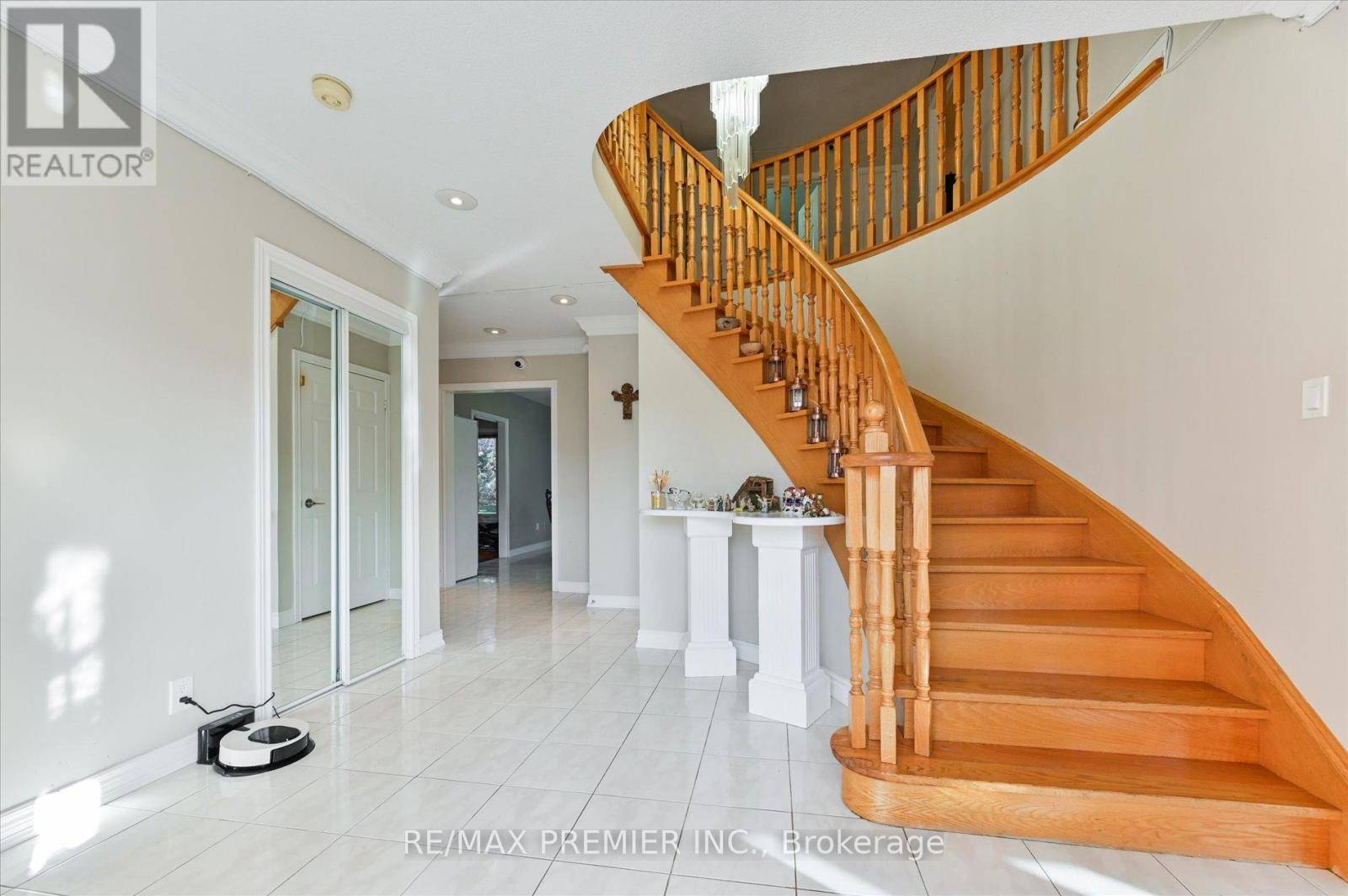 Vaughan (islington Woods), ON L4L8S8,581 WYCLIFFE AVENUE