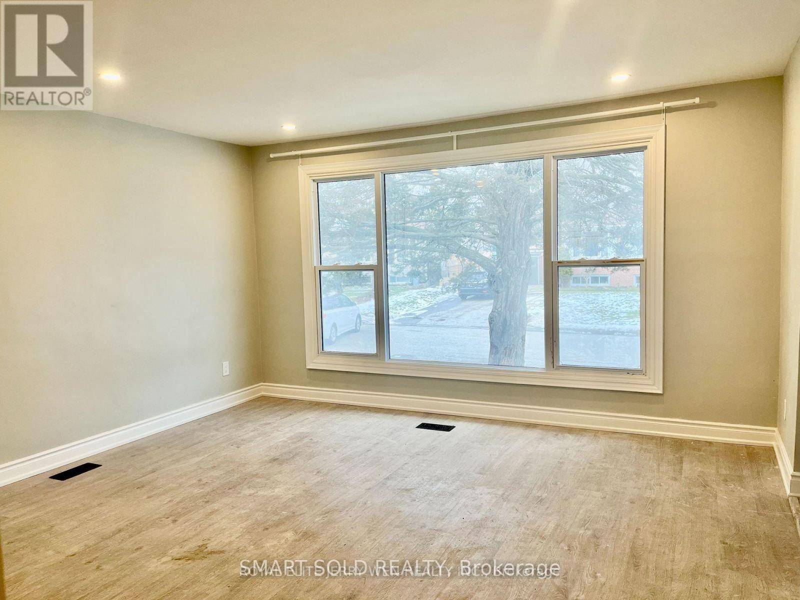 Newmarket (bristol-london), ON L3Y2Z5,228 Silverbirch DR #Upper