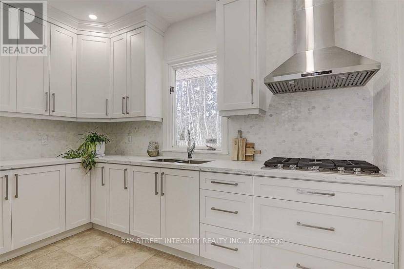Vaughan, ON L6A1G1,305 WOODLAND ACRES CRESCENT