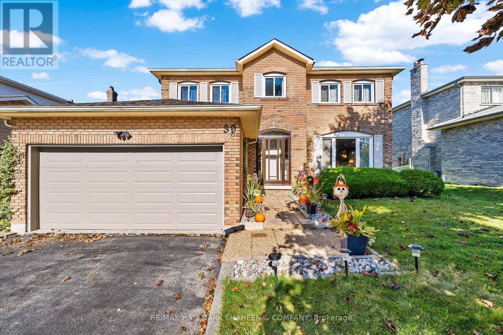 Newmarket (huron Heights-leslie Valley), ON L3Y6H1,39 LOWE BOULEVARD