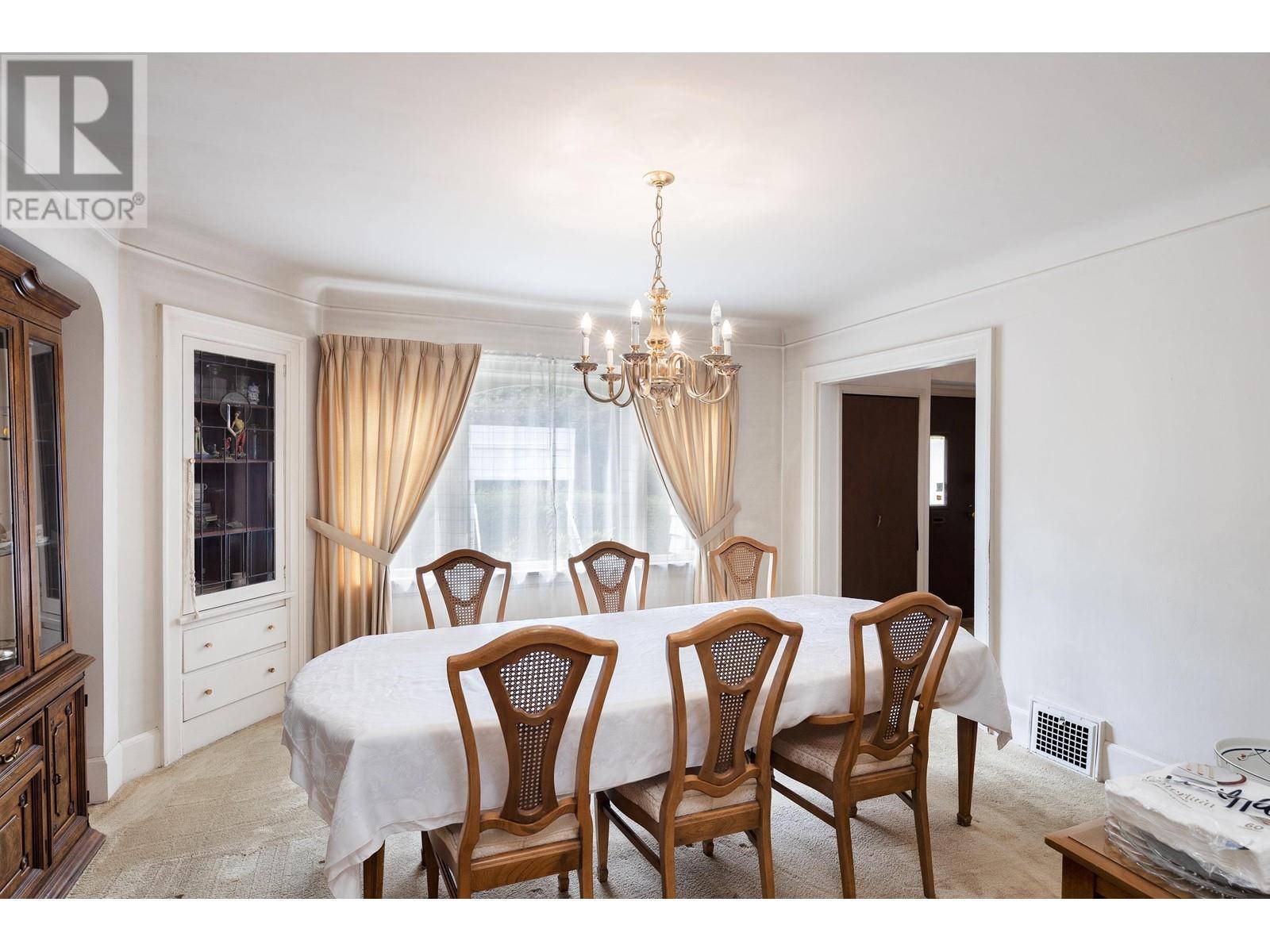 Vancouver, BC V6H1S7,1121 W 16TH AVENUE