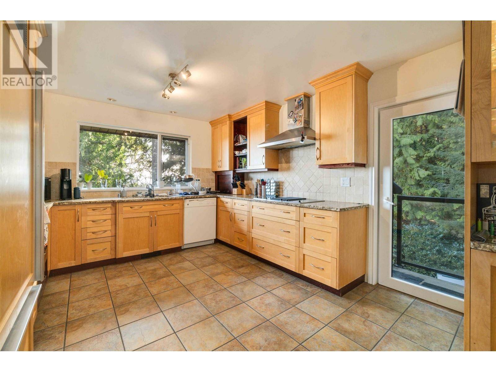 North Vancouver, BC V7R3K7,5189 MADEIRA COURT