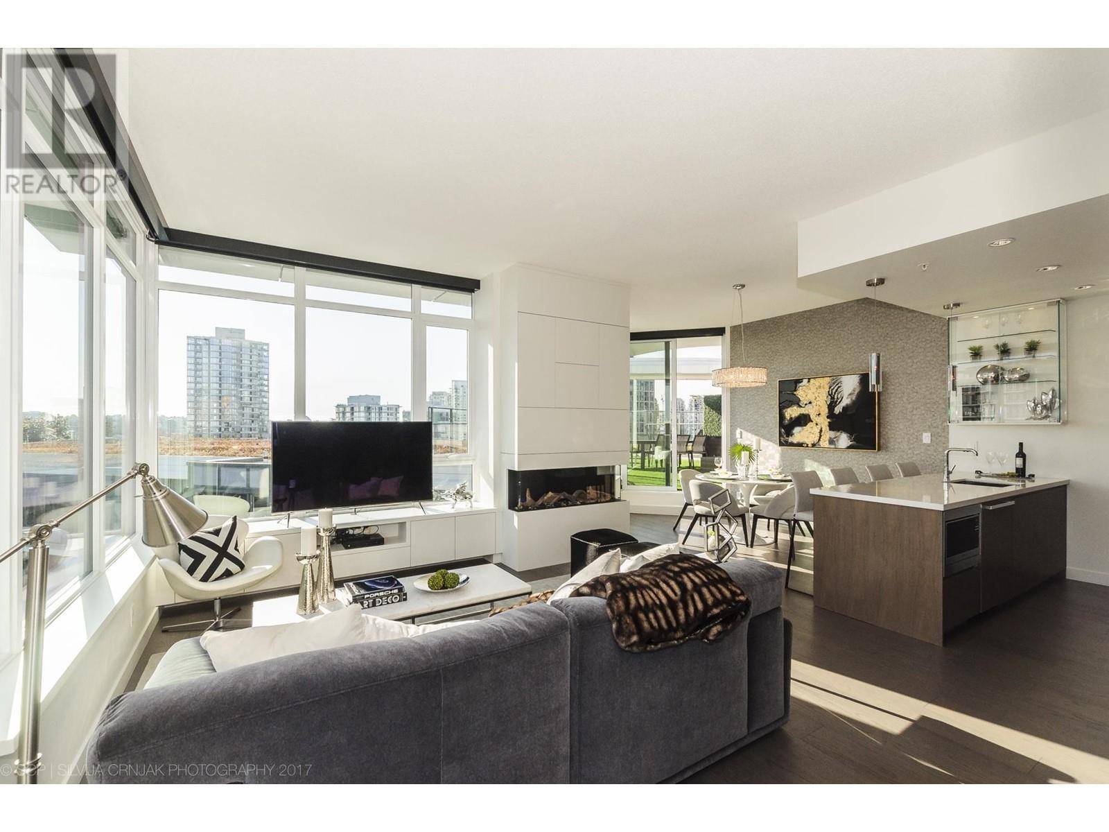 Vancouver, BC V6B0P4,68 SMITHE ST #PH2017