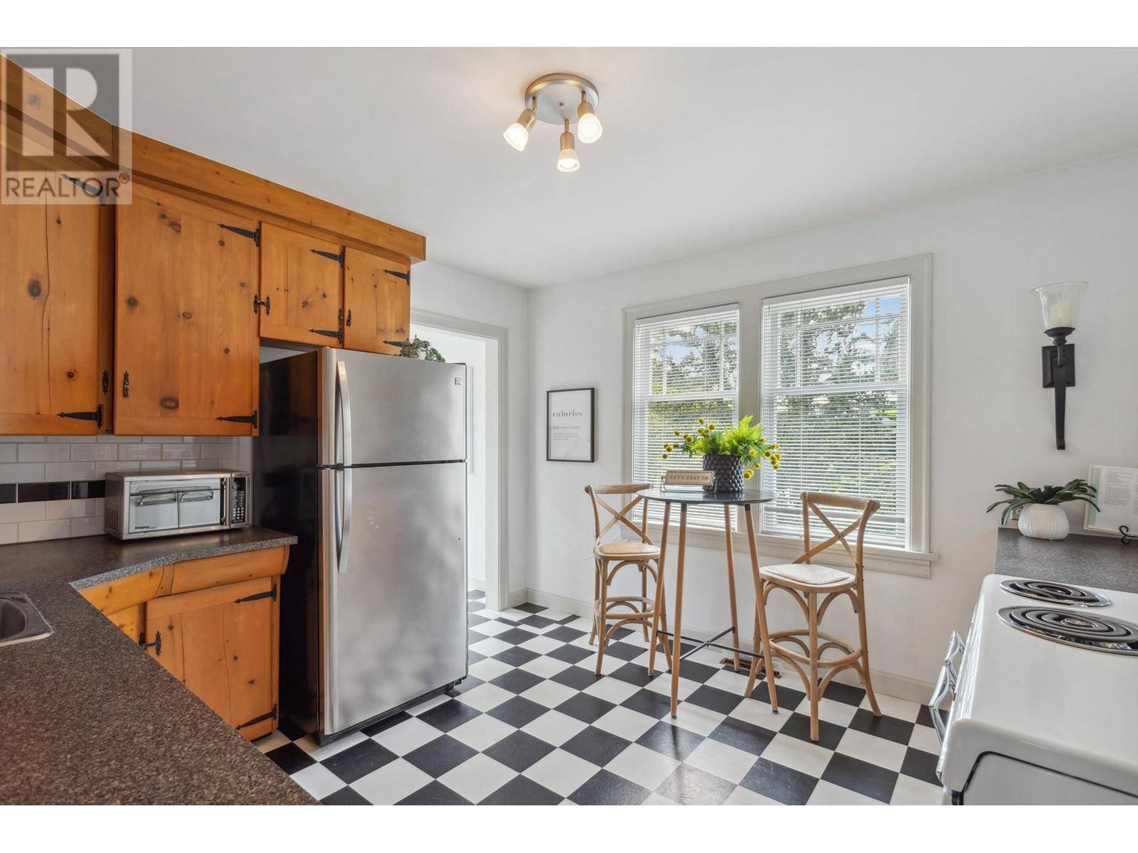 North Vancouver, BC V7L1Z2,353 E 8TH STREET