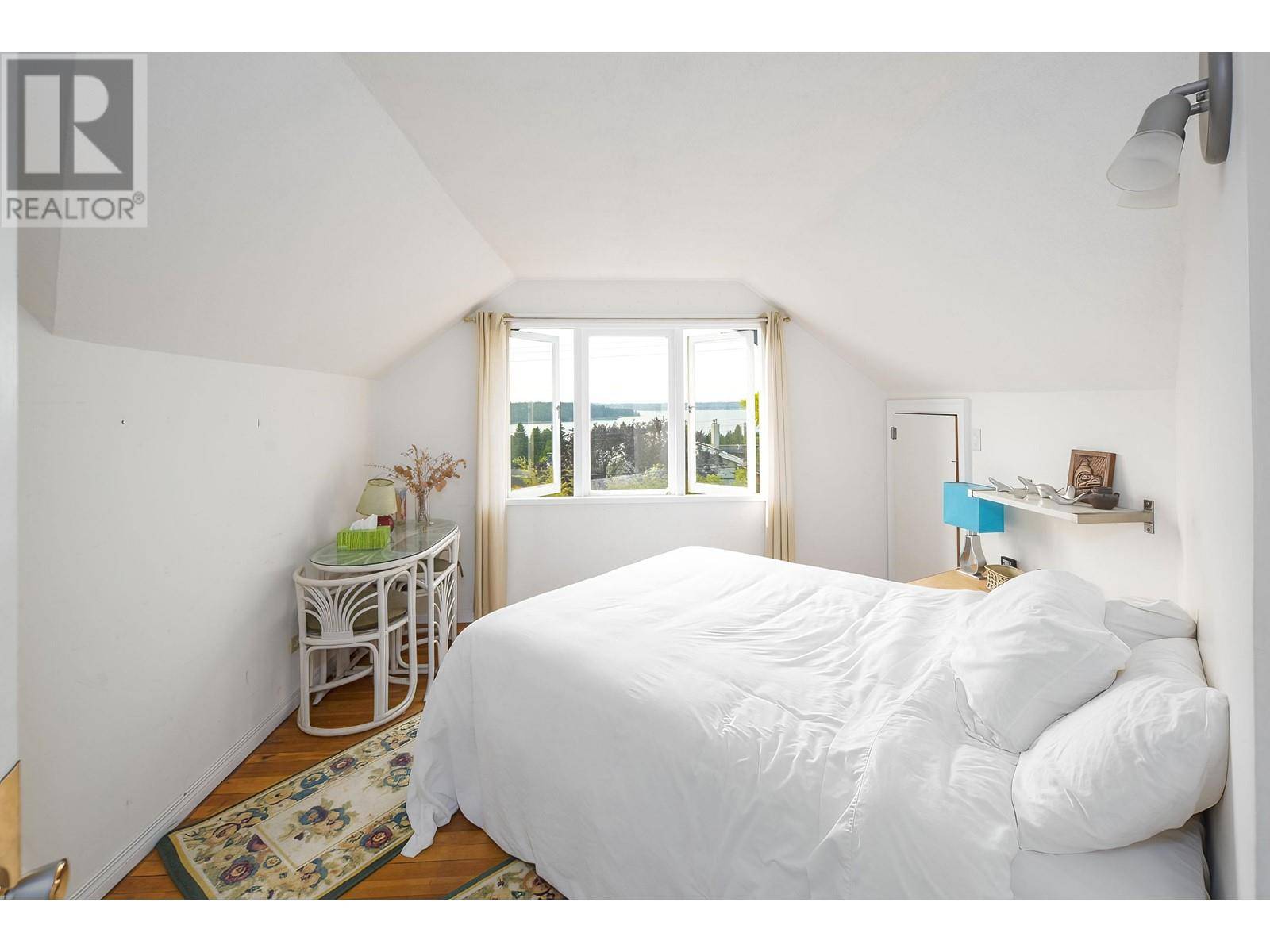 West Vancouver, BC V7T2G5,1449 MATHERS AVENUE