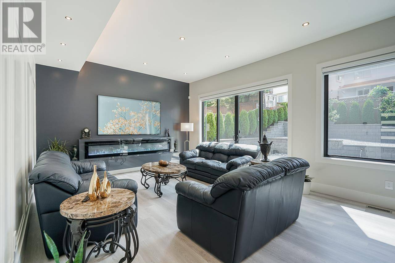 Burnaby, BC V5E4G7,8230 LAKEFIELD DRIVE