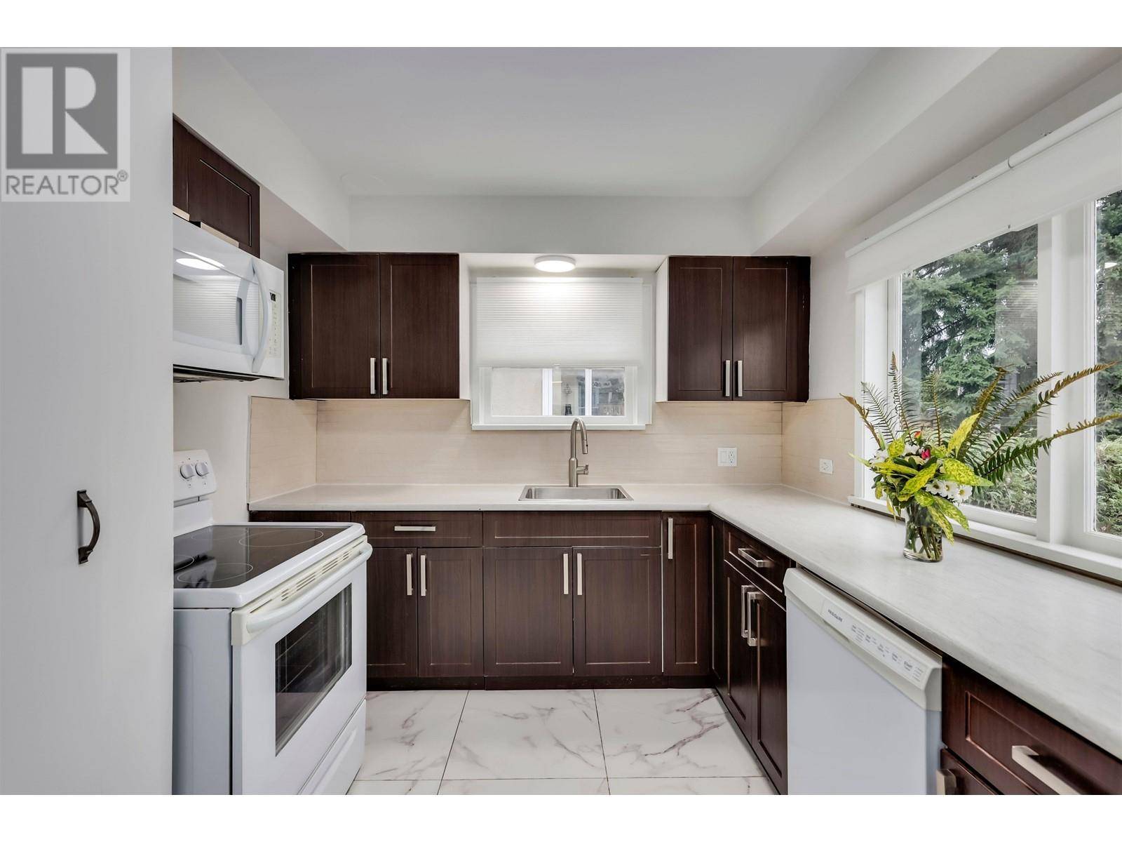 North Vancouver, BC V7N2M9,181 W WINDSOR ROAD