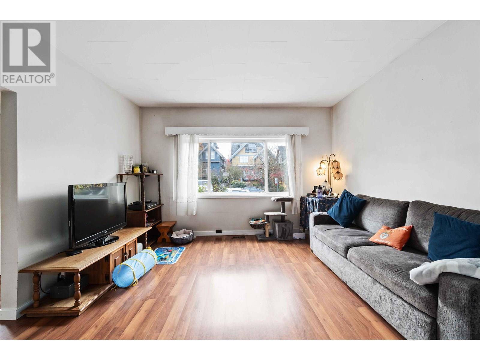 Vancouver, BC V5L2Y4,1649 GRANT STREET