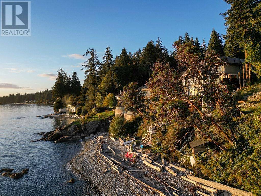 Roberts Creek, BC V0N2W2,3387 BEACH AVENUE
